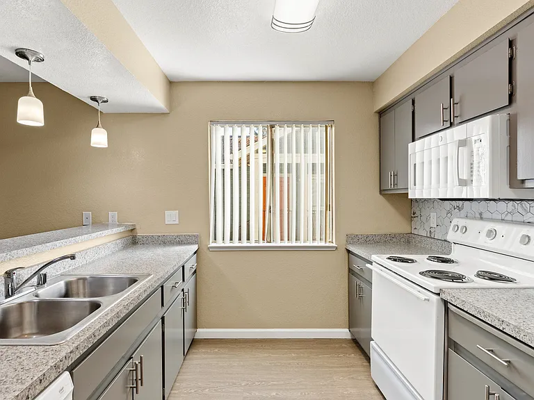 Redwood Cove Apartments — Photo 22