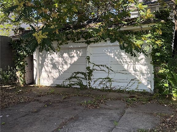 2nd image of 1952 Clinton St