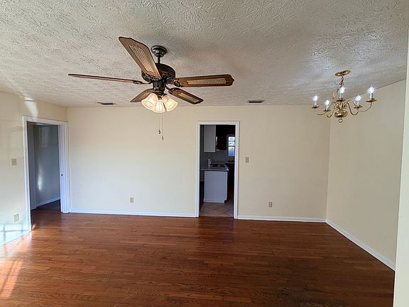 3rd image of 4112 Oak Dr