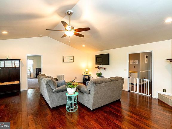 4th image of 23776 Blueberry Ln