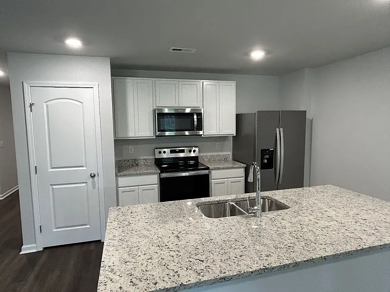 4 bed, 2.0 bath, 1558 sqft, $1,850 — Photo 4