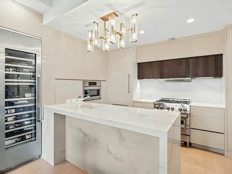 549 Borden Ave #2B — Photo 6