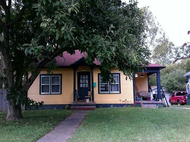 Cozy 2 BR House from Yesteryear in the Desirable North Limestone Area! Hardwood Floors, Pets Ok! — Photo 2