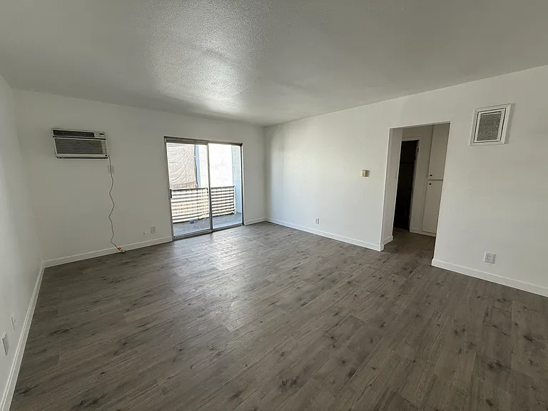 6737 Woodman Ave #7 — Photo 2