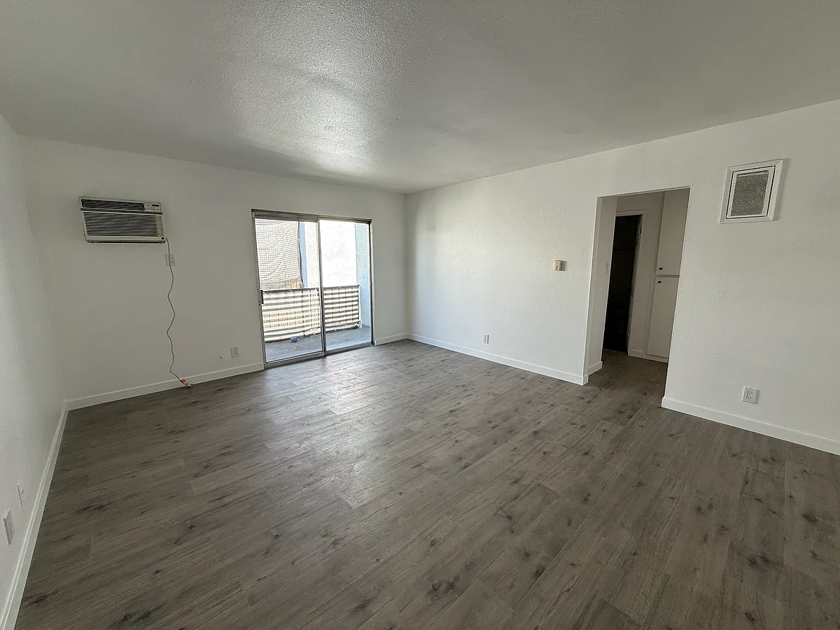 Building Photo - 6737 Woodman Ave #7