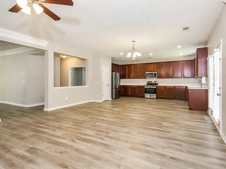 2110 Valley Creek Dr — Photo 8