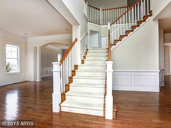 DRAMATIC 2-STORY ENTRY FOYER
