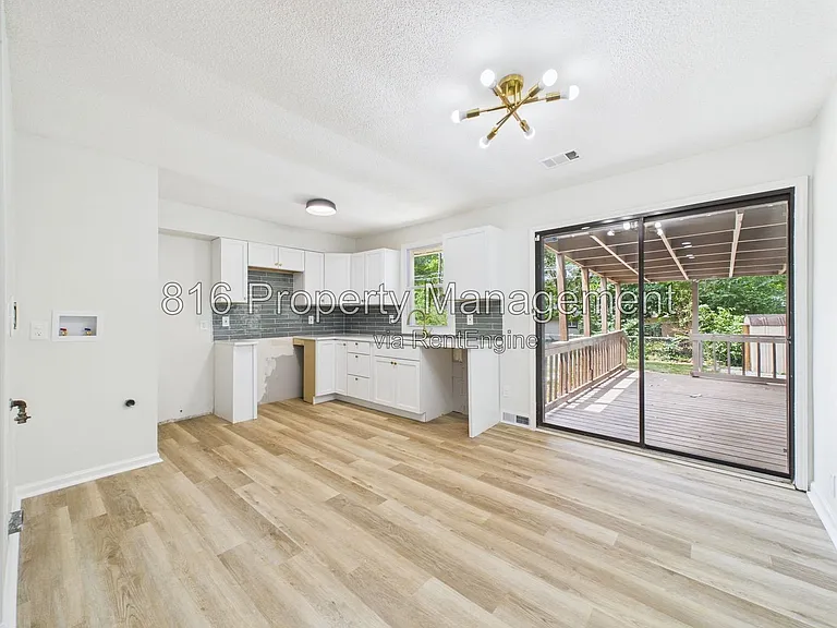 11230 Corrington Ave — Photo 5