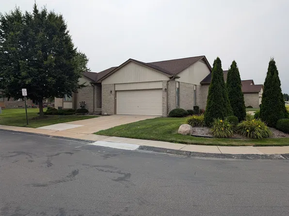 26230 N Knollwood Dr, Chesterfield, MI 48051