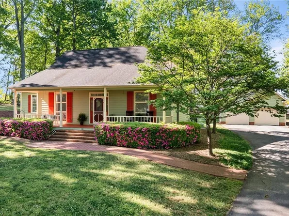 101 Blueberry Hill Dr, Statesville, NC 28625