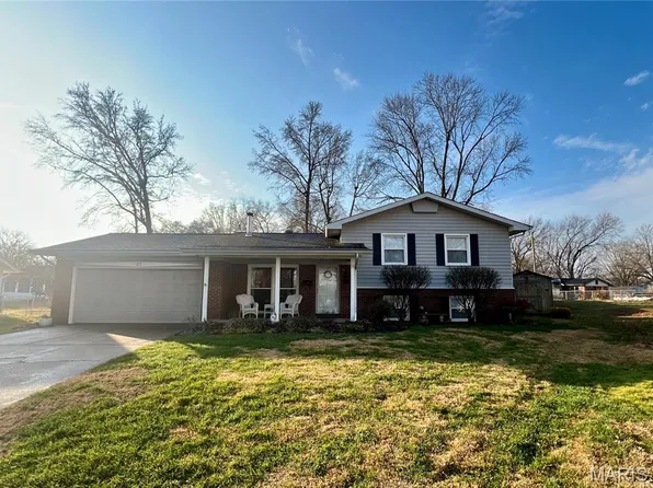 27 Coachlight Dr, Mascoutah, IL 62258