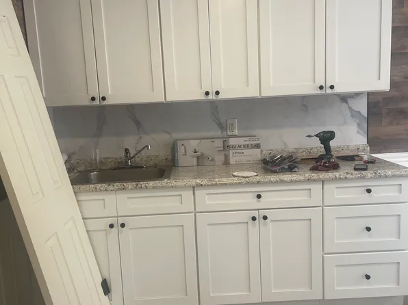 50 N Main St APT D, Bradford, RI 02808