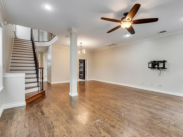 918 Knox St — Photo 11