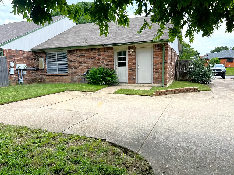 405 Augustine Dr — Photo 18