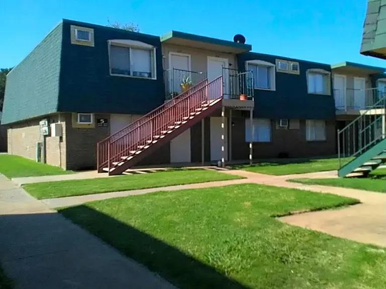 Villa Verde Apartments - $250 Off Move-In Costs! — Photo 6