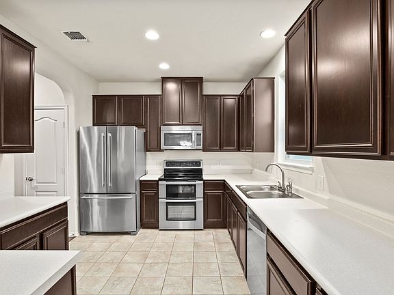 4th image of 6104 Toye Dr