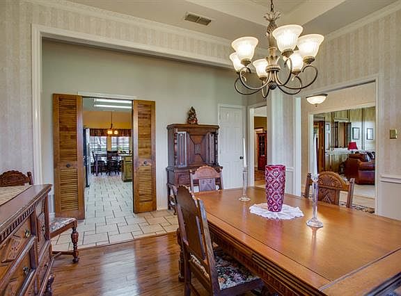 5th image of 215 Oak Trail Dr