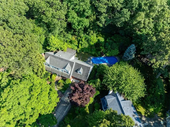 10 Joan Court, Centerport, NY 11721