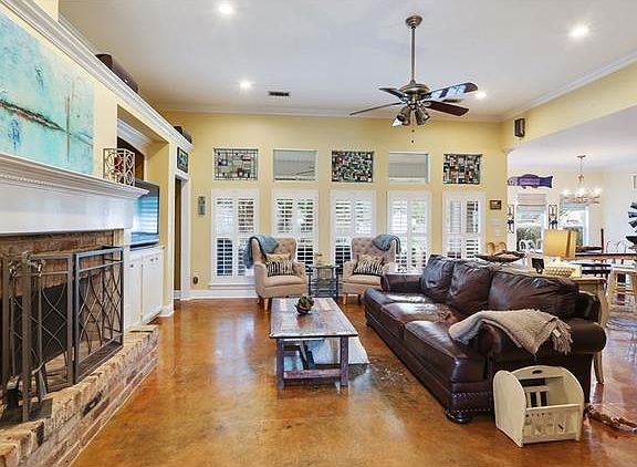 3rd image of 808 Sweet Bay Dr