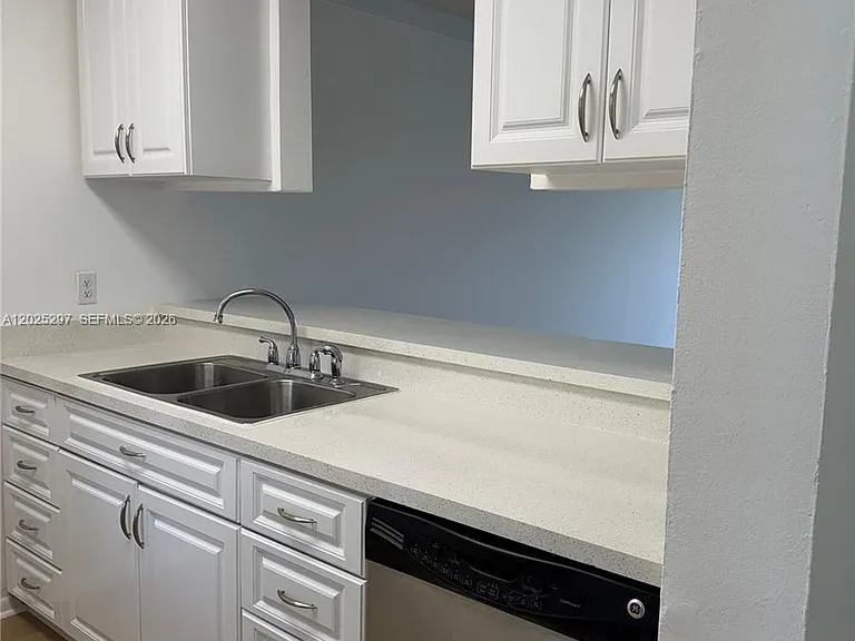 8560 N Sherman Cir #404 — Photo 3