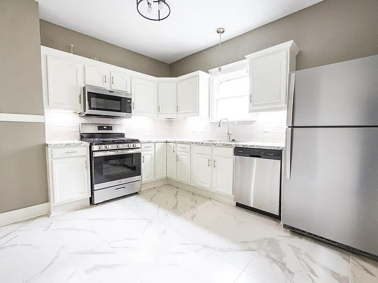 2295 Grandview Ave — Photo 6