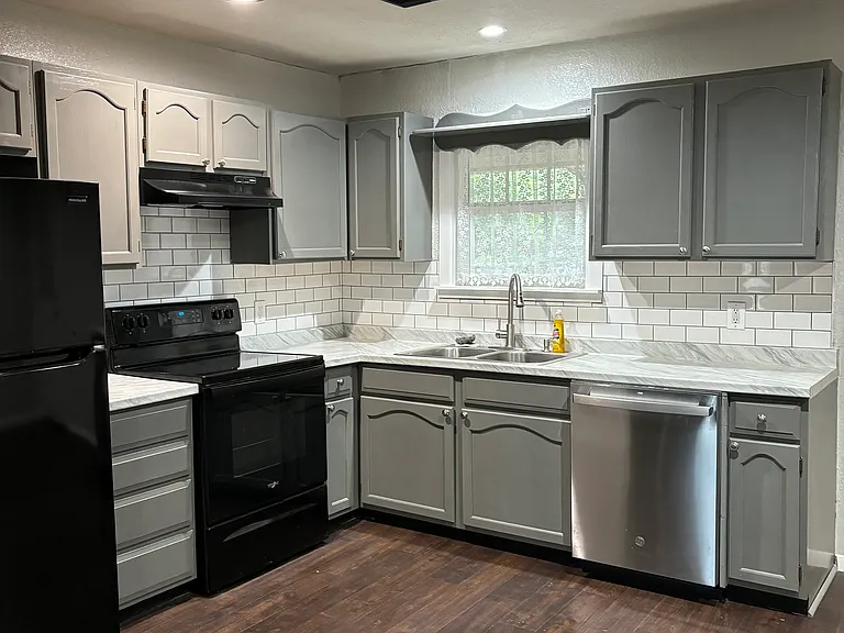 1105 Oakland Dr — Photo 2