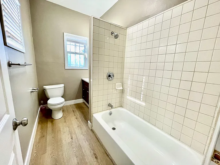 229 W 8th St #D — Photo 20