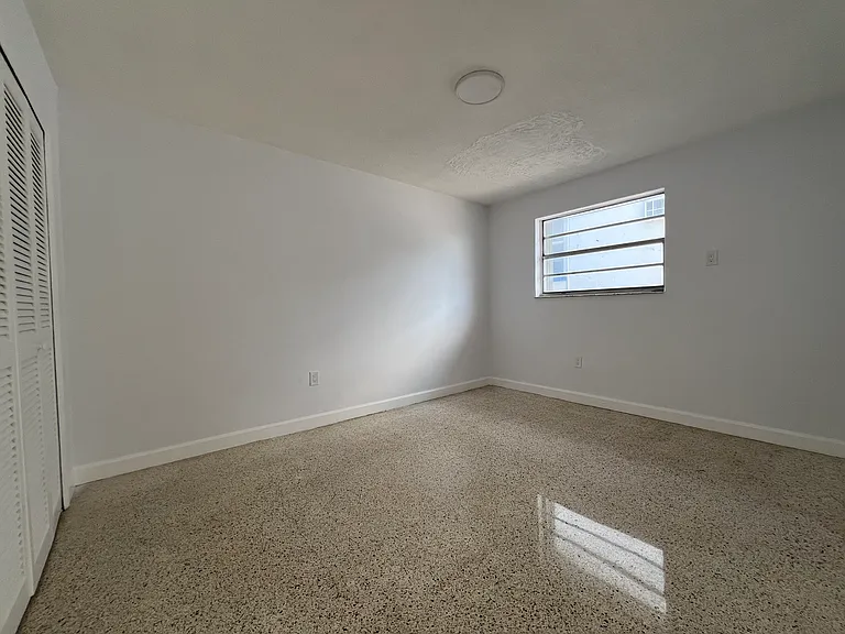 1460 SW 4th St #6 — Photo 5