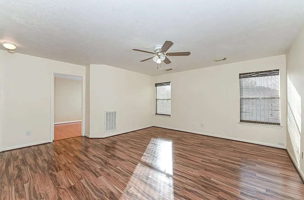 4 bed, 2.5 bath, 2116 sqft, $2,350 — Photo 2