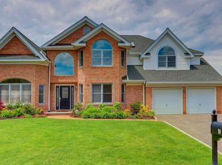 18 Old Homestead Way, Albertson, NY 11507