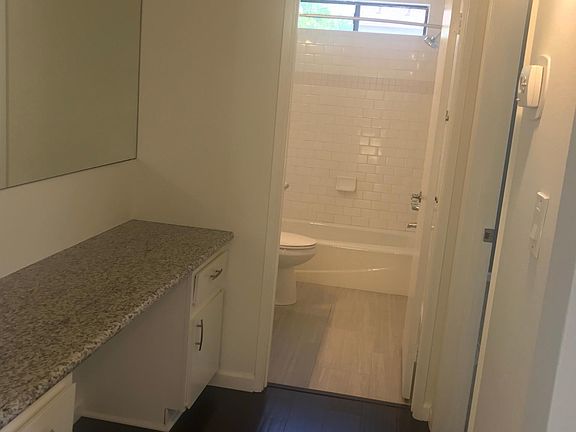 3rd image of 226 E Elmwood Ave