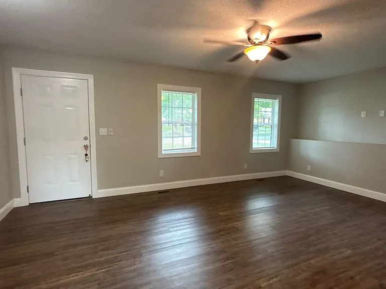 1112 E Holston Ave — Photo 2