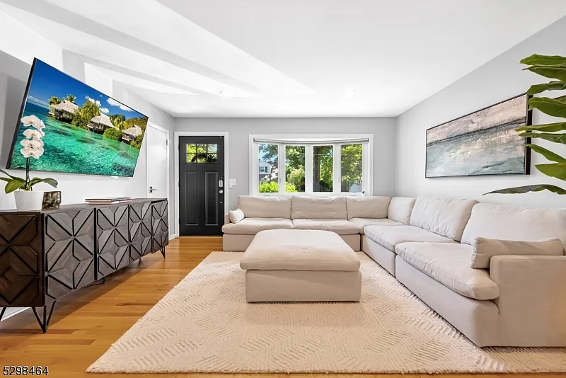 3 bed, 1.5 bath, $4,950 — Photo 3