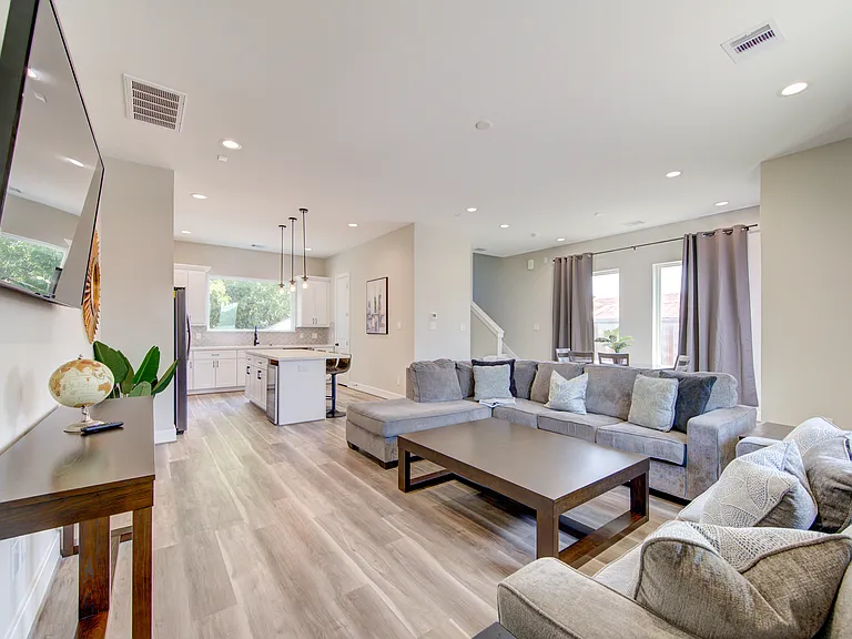 2418 Everett St — Photo 18