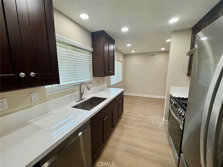 357 N Vermont Ave — Photo 2