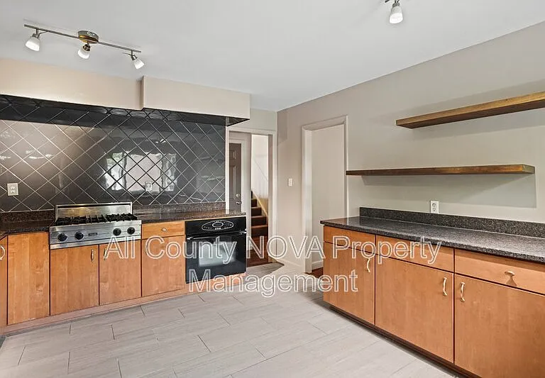 6428 Earlham Dr — Photo 10