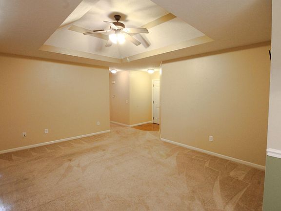 3rd image of 102 W Willowridge Ln