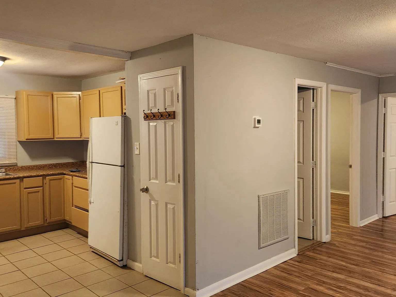 2 bed, 745 sqft, $1,200 — Photo 3