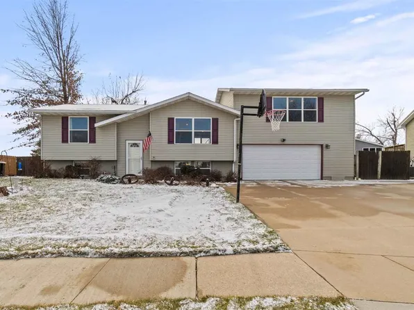 3619 Western Pine Dr NE, Cedar Rapids, IA 52402