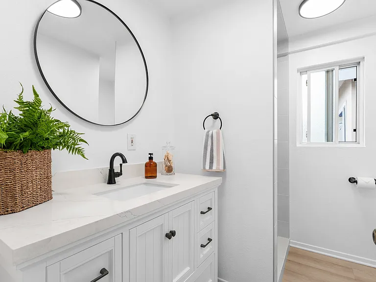 214 E Balboa Blvd — Photo 12