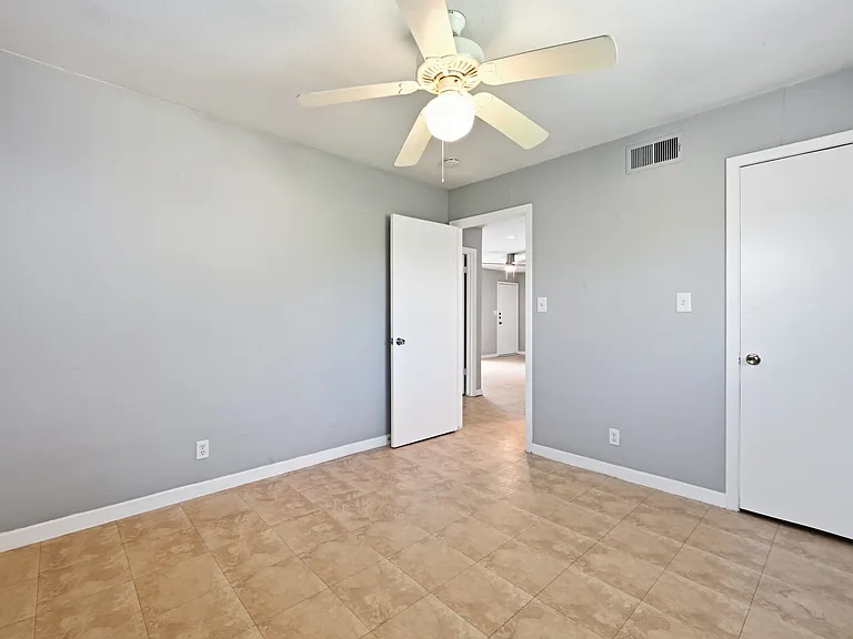 2712 Saint Edwards Cir #B — Photo 14