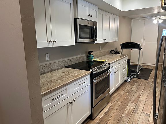 Granite Kitchen w/ Stainless Steel Appliances