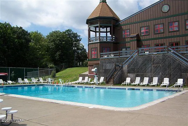 CLUBHOUSE OUTDOOR POOL