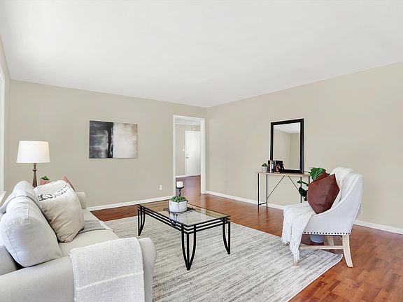 4th image of 50 Oak Lane Dr
