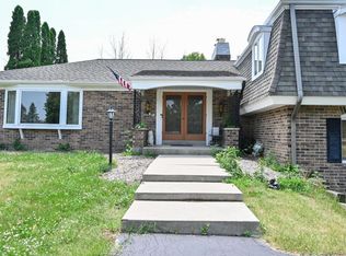 1545 W Spruce Ct, River Hills, WI 53217