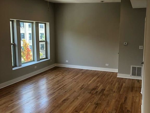 2nd image of 3942 N Clarendon Ave APT 3S