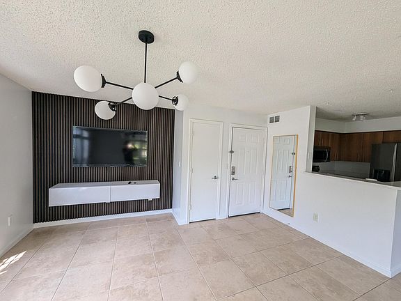 4th image of 1215 CRYSTAL Way #G