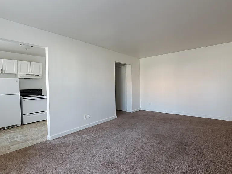 Hillsdale Apartments — Photo 15