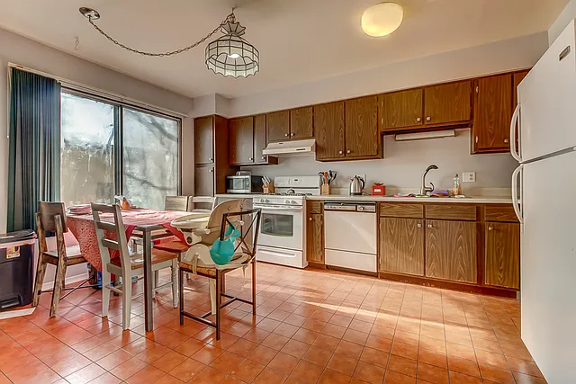 1044 Cascade Dr photo 1