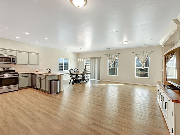 4th image of 13713 Crocus Way